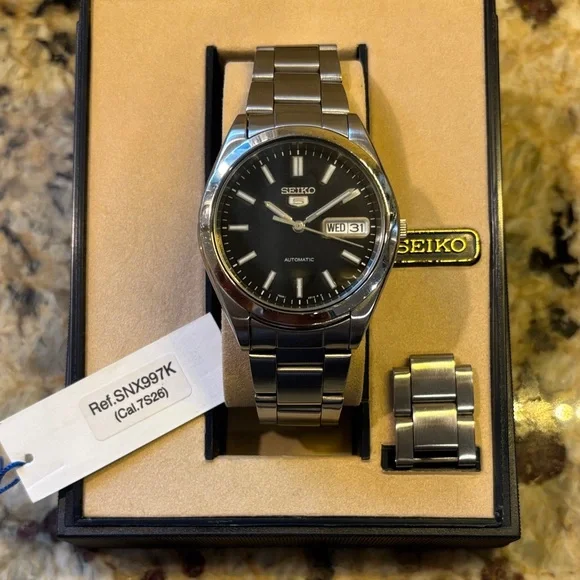 Seiko 5 Automatic Watch Black Dial with Silver Bracelet. - Picture 5 of 5